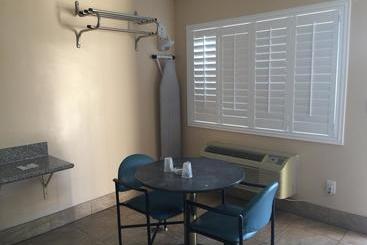 مُتل Foxy S Motor Inn On Florence & Hoover St