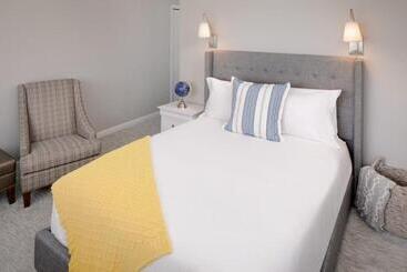 تختخواب و صبحانه Inn At Harbor Hill Marina