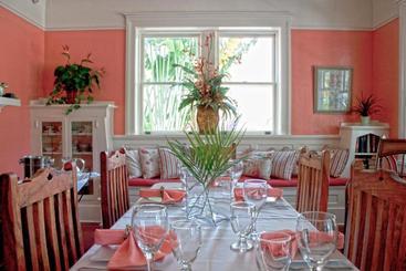 تختخواب و صبحانه Palm Beach Hibiscus Downtown