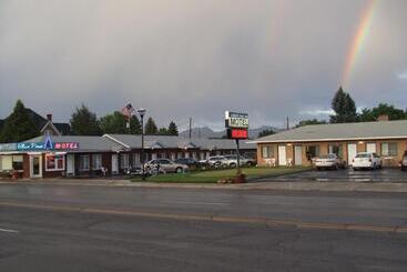 Blue Pine Motel