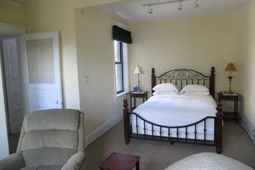 تختخواب و صبحانه The Polo Inn Bridgeport U.s.a