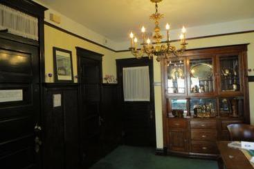 تختخواب و صبحانه The Polo Inn Bridgeport U.s.a