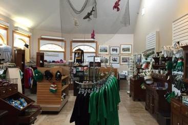 هتل Cape Cod Irish Village