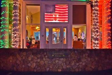 هتل Cape Cod Irish Village