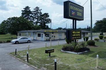 فندق على الطريق Economy Inn