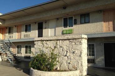 فندق على الطريق Economy Inn