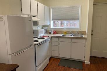 Мотель Townhouse Inn & Suites