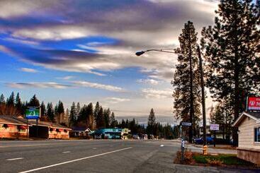 Shasta Pines Motel & Suites