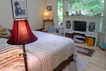 مبيت وإفطار Inn To The Woods