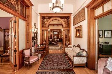 تختخواب و صبحانه The Blenman Inn