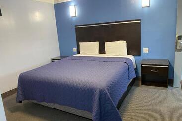 Golden West Manor Motel