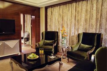هتل Plaza Holiday Inn Jiayuguan