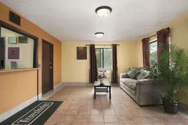 فندق Travelodge By Wyndham Muskegon