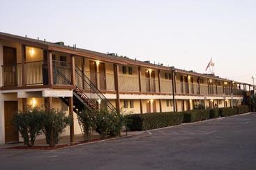 Мотель 99 Palms Inn & Suites