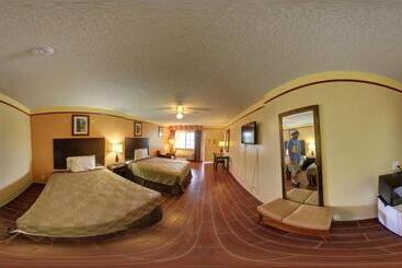 Мотель Deluxe Inn And Suites