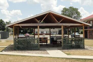 모텔 Red Carpet Inn Terre Haute