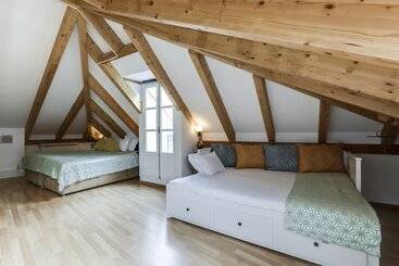 پانسیون Luxa Charm House