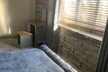 Stunning 1 Bed Cottage In Halifax