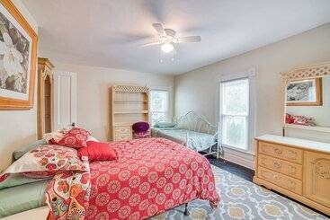 کلبه Charming Champaign Victorian W/ Deck!