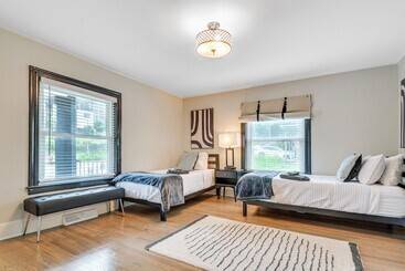 کلبه Chic Durham Home W/ Game Room: Walk To Downtown!