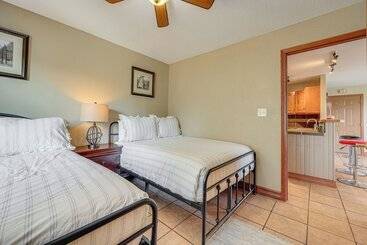 별장 Family Friendly Fischer Home W/ Private Hot Tub!