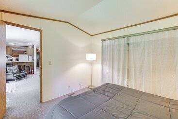 بيت ريفى Glacier Home W/ Deck   18 Mi To Mt Baker Ski Area!