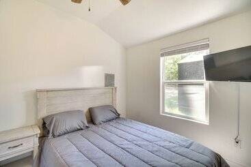 بيت ريفى Close To Lake: Grove Cabin W/ Shared Fire Pit!