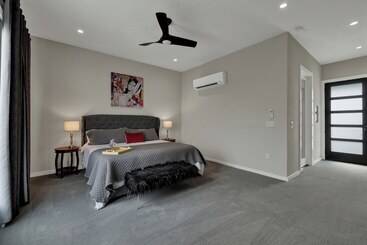 The Bentley Hotel   Sophia Loren Room   Pool View