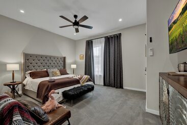 The Bentley Hotel   Clint Eastwood Room   Hill Country View