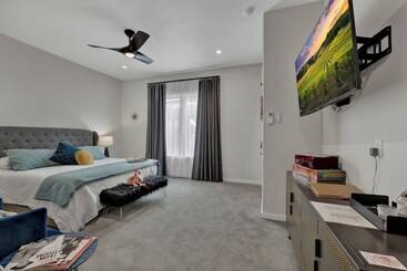 The Bentley Hotel   Sinatra Room   Hill Country View