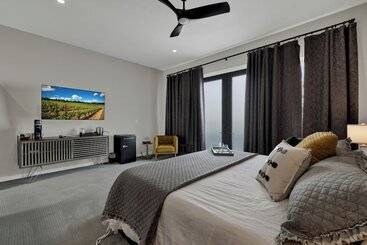 The Bentley Hotel   Popeye Room   Pool View