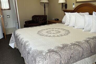 Отель A Bridge View Inn