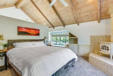 קוטג'' Idyllic Whitmore Retreat W/ On Site Pond!