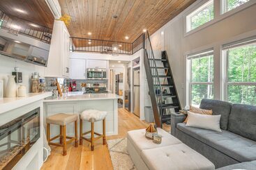 コテージ Monteagle Cabin W/ Swim Spa, Sauna & Fire Pit!