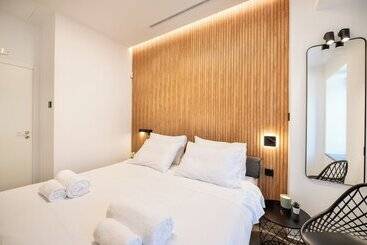 ペンション Cardamilia Suites