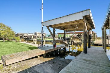 茅舍 Port Sulphur Retreat W/ 2 Balconies & Bayou Access