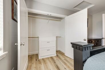 بيت ريفى Quaint Hughson Vacation Rental, Walk To Downtown!