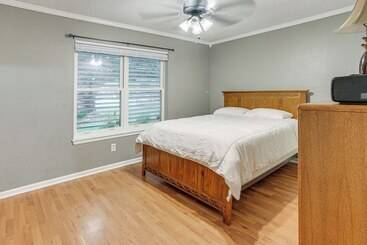 Сельский дом Quiet Family Home W/ Yard ~ 15 Mi To Galveston!