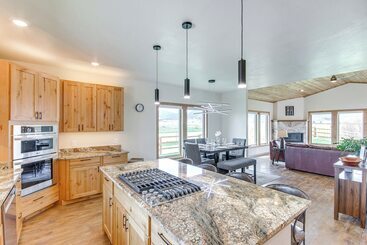 کلبه Red Lodge Home W/ Outdoor Kitchen & Fire Table!