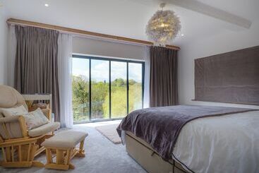 レジデンス Inviting 5 Bed House With Fishing Lake In Devizes