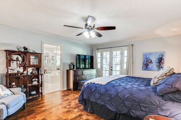 קוטג'' Spacious Madisonville Estate W/ Grill & Pond Views