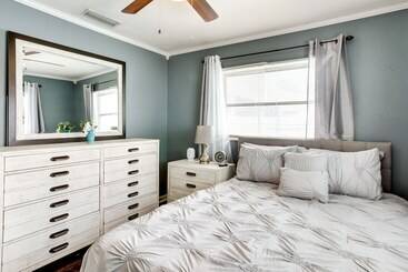 بيت ريفى Pool & Screened In Patio: Tropical Florida Abode