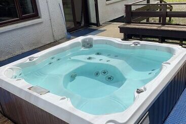 Captivating 5 Bed Cottage With Private Hot Tub