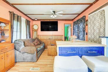 별장 Andover Home Near State Park W/ Patio & Yard!