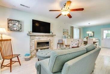 بيت ريفى Cozy Goose Creek Escape W/ Patio & Grill
