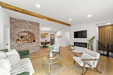 بيت ريفى Modern Cabin W/ Hot Tub & Foliage Views!