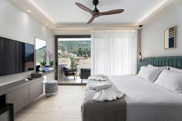 هتل Ennea Muses Rooms & Suites