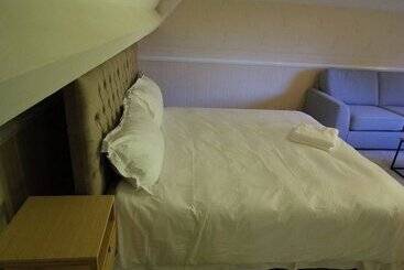 بنسيون Mossley Hill Retreat