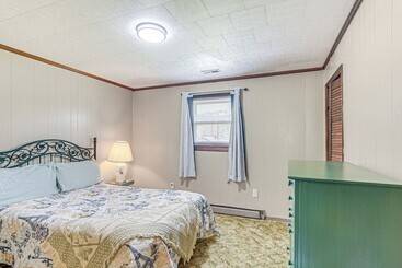 Сельский дом Pet Friendly West Virginia Home   Patio & Fire Pit