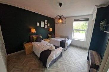 إقامة Charming 4 Bed House In Wednesbury